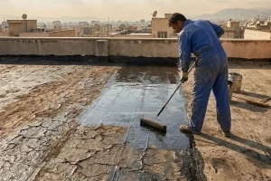اجرای پوشش نانو روی ایزوگام قدیمی با ترکهای سطحی توسط کارگر ساختمانی